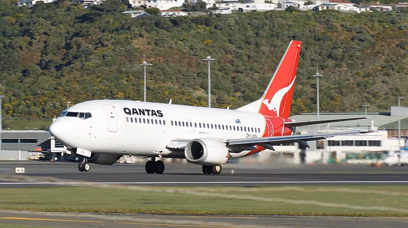 File:Boeing 737-300 (Qantas) (1).jpg