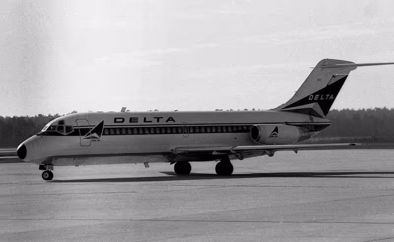 File:Delta DC-9-10 at Columbia in 1973.jpg