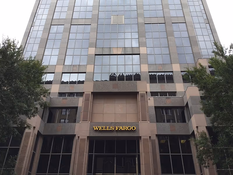 File:Entrance to the Wells Fargo Tower in Raleigh.jpg