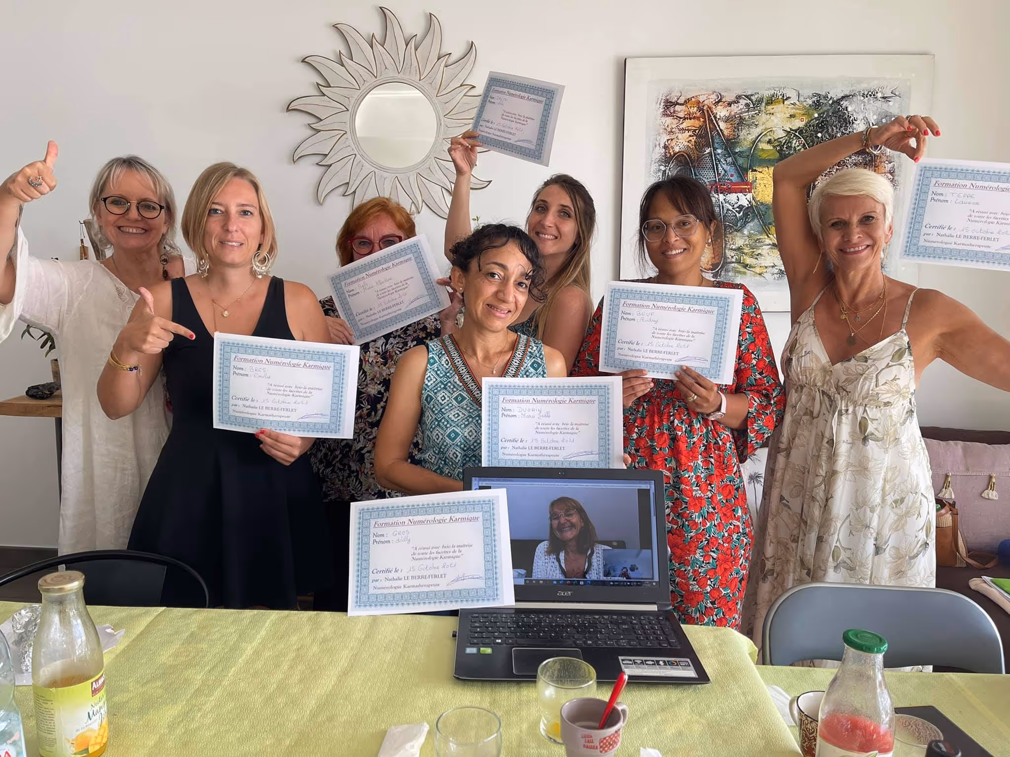 Des élèves de l'écoles avec Nathalie et leurs diplômes