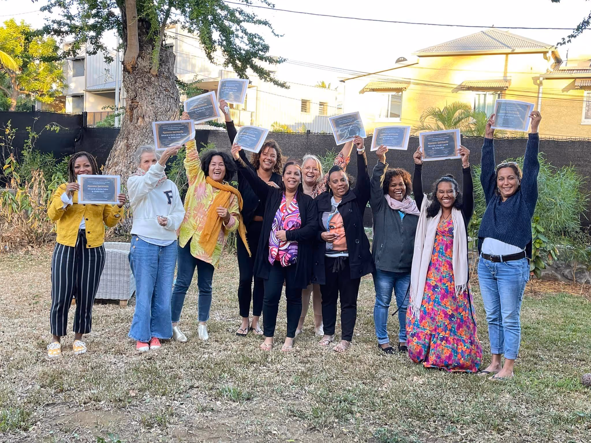 Des élèves de l'école levant leurs diplômes