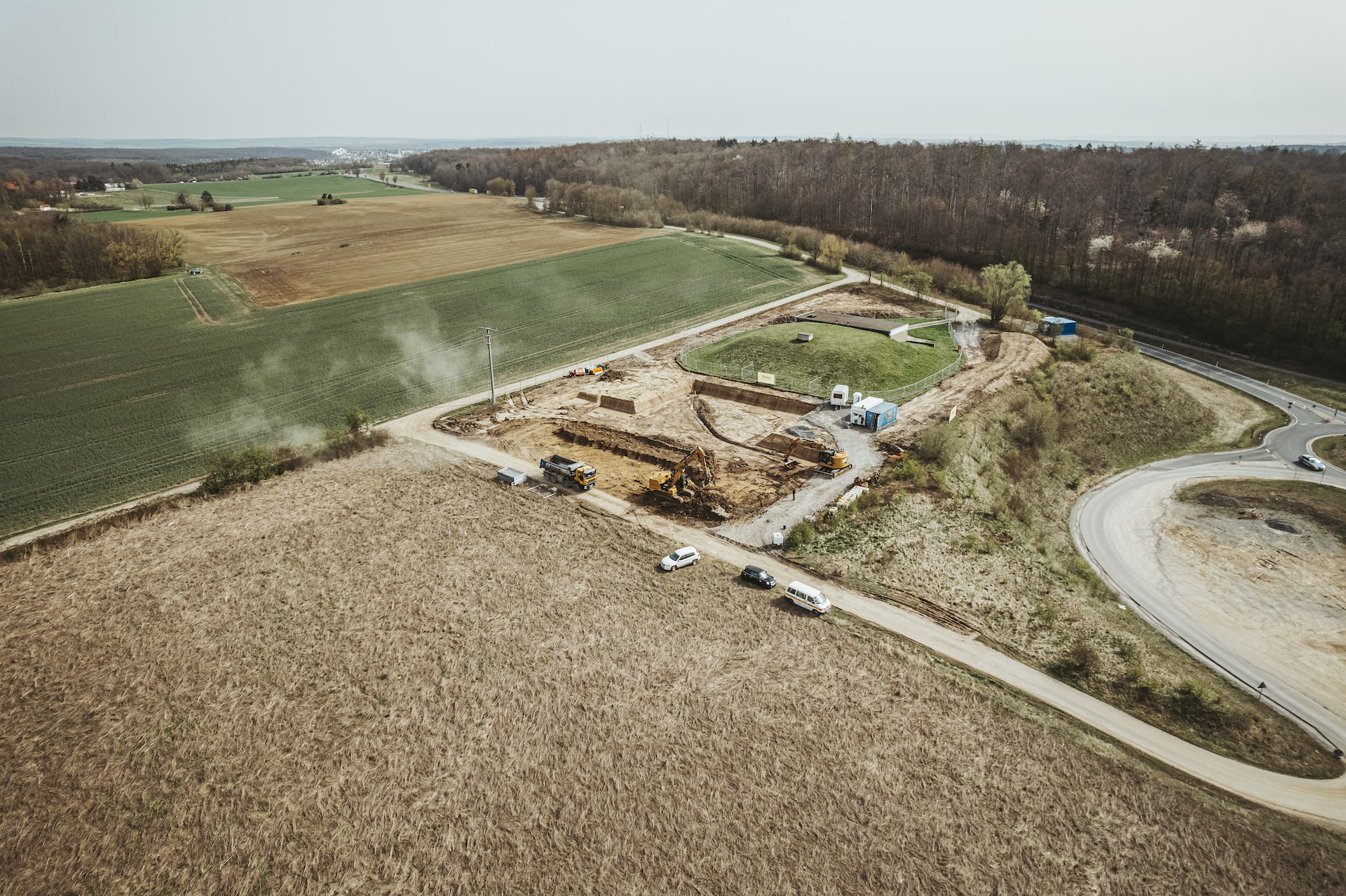 Luftaufnahme einer Baustelle während der Entsorgung von Boden und Bauschutt
