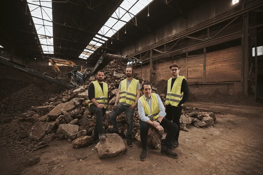 Ein Teil des Boden & Bauschutt Teams auf einer Baustelle