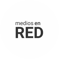 Logo with 'medios en RED' text in black on a white circular background.