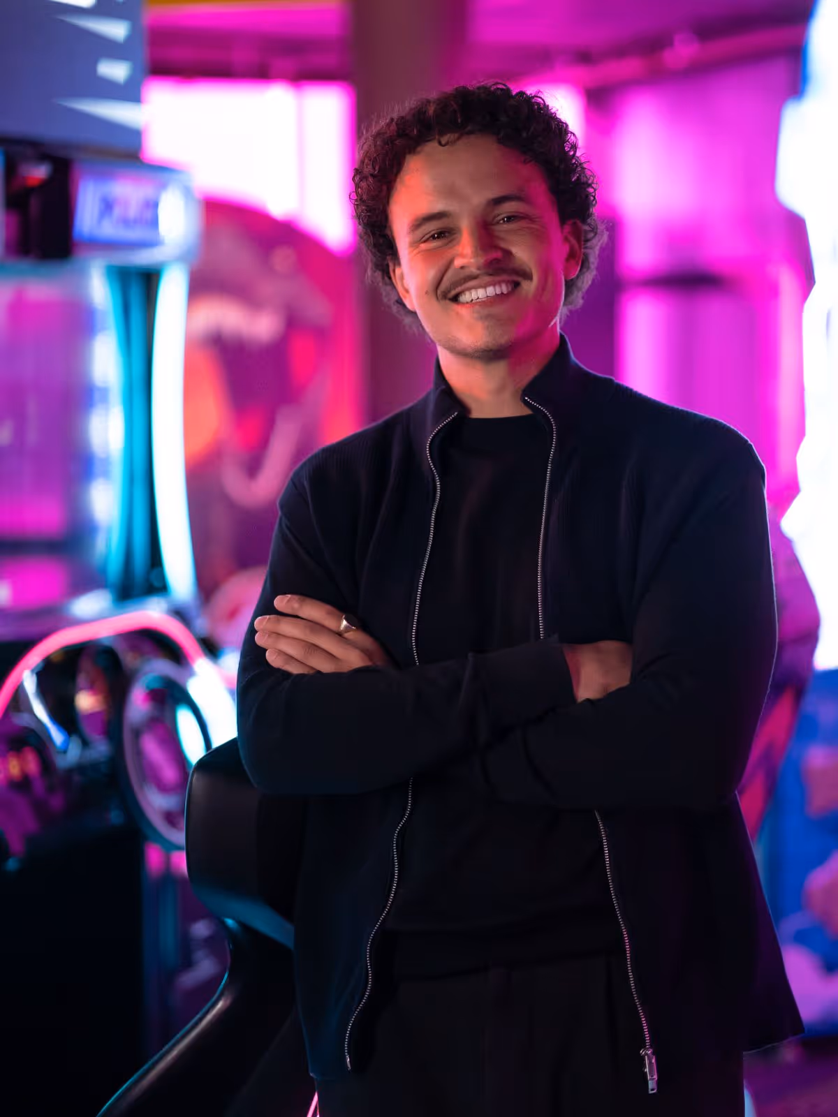 Klanten ontvangen Nintendo Switch in kleurrijke arcade-omgeving.