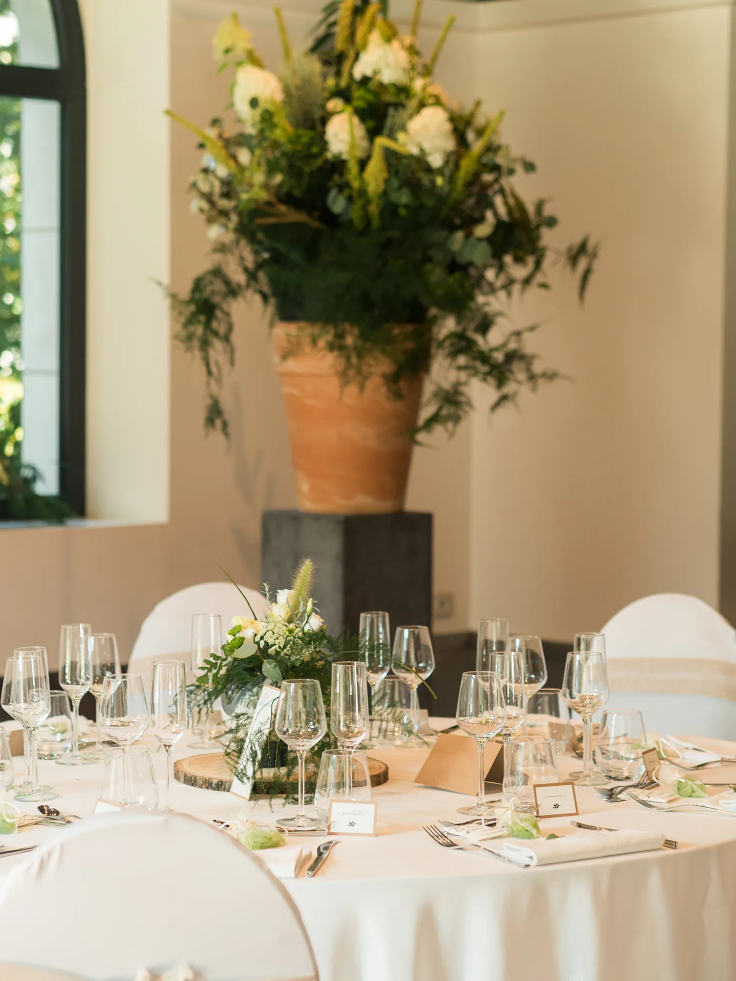 Décoration de mariage blanche et élégante au Domaine de Chatillon