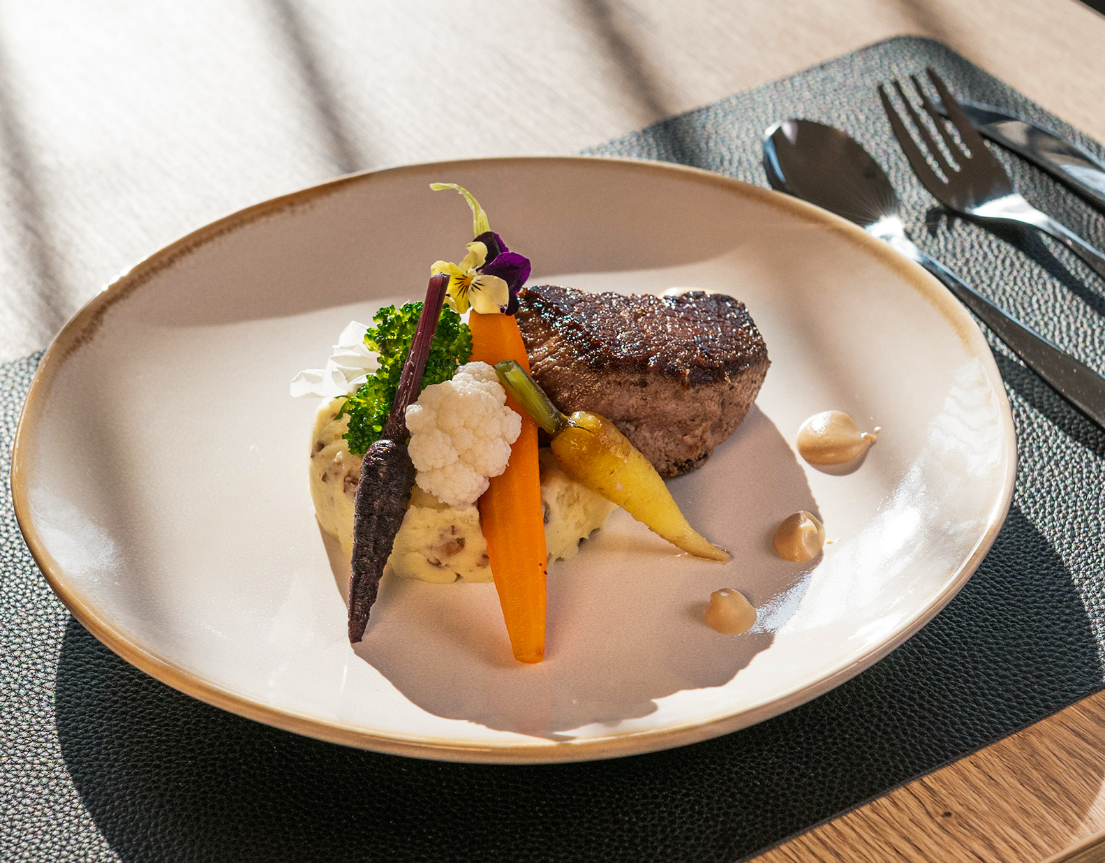 plat sophistiqué de viance, purée et légumes traiteur angers