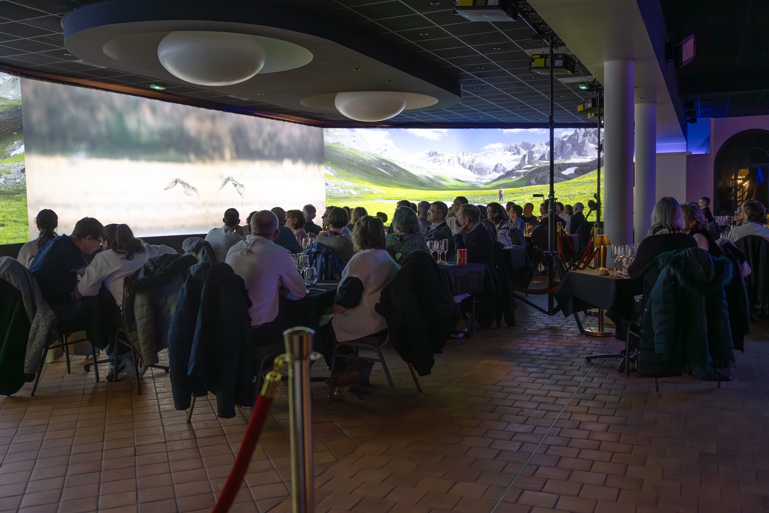 Salle de repas immersif face au panoramique de 24 à 32 mètres, La Porte des Mondes