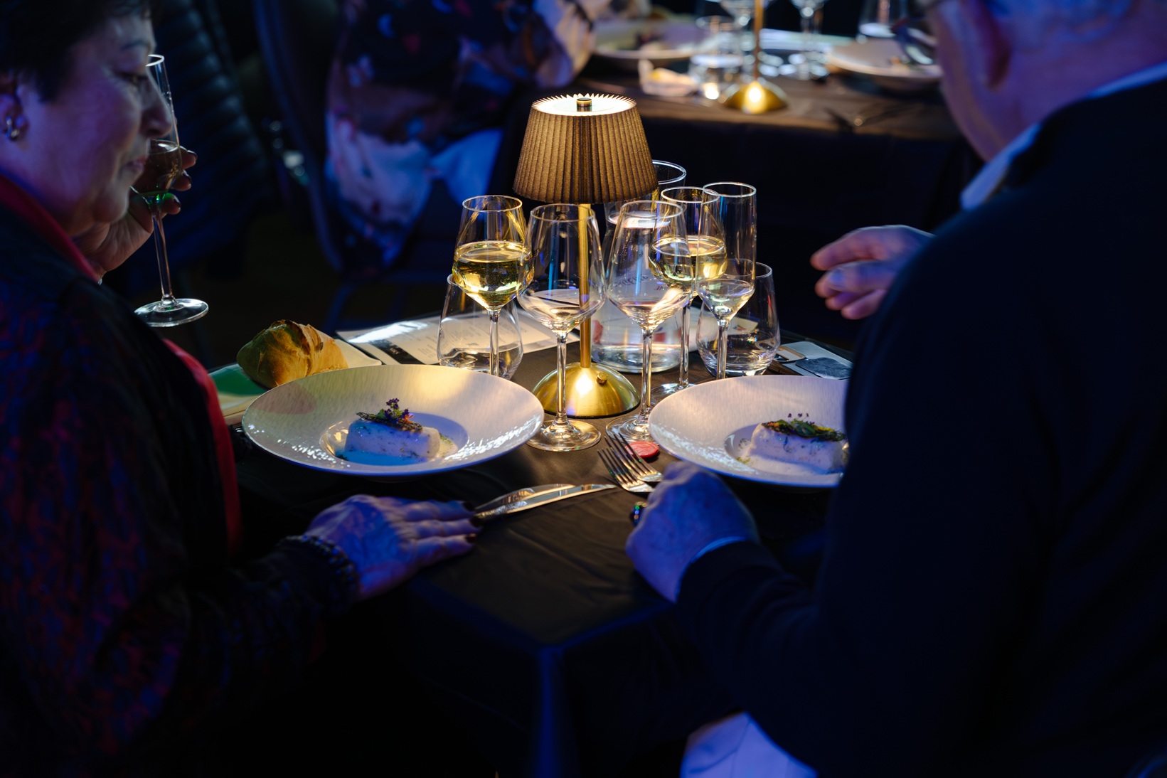 Table dressée pendant un dîner immersif M&S Chatillon