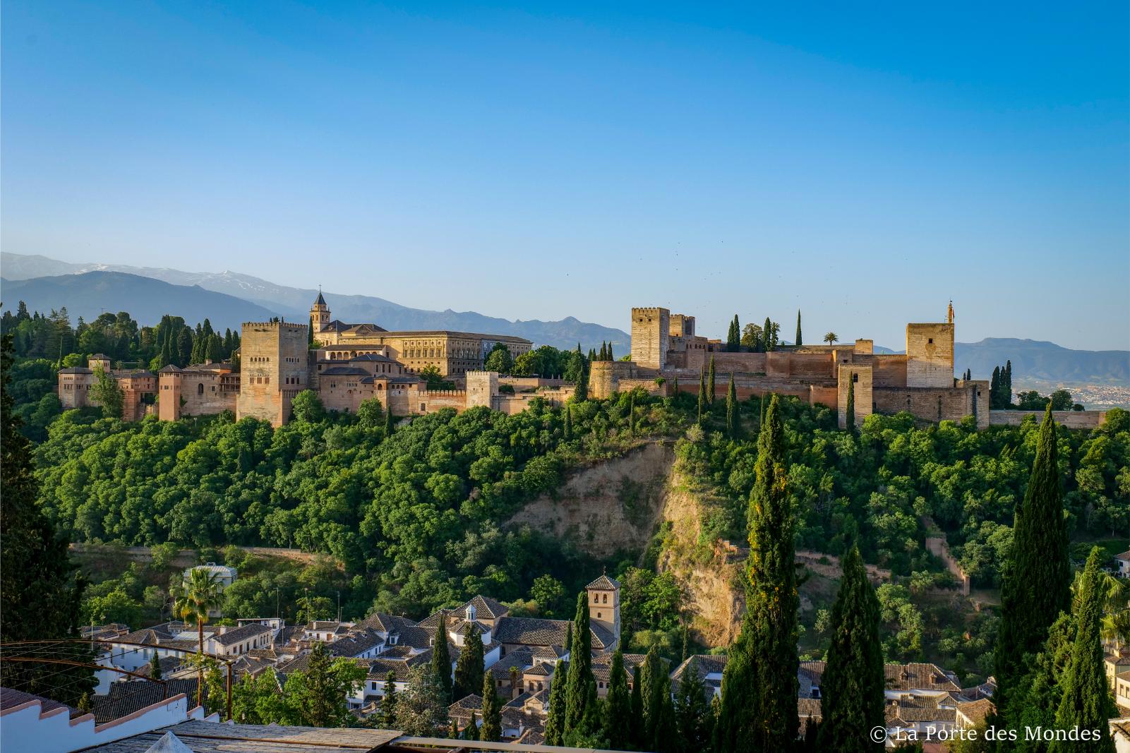 Porte Andalousie de La Porte des Mondes : l'Alhambra de Grenade projetée en panoramique pendant le repas immersif