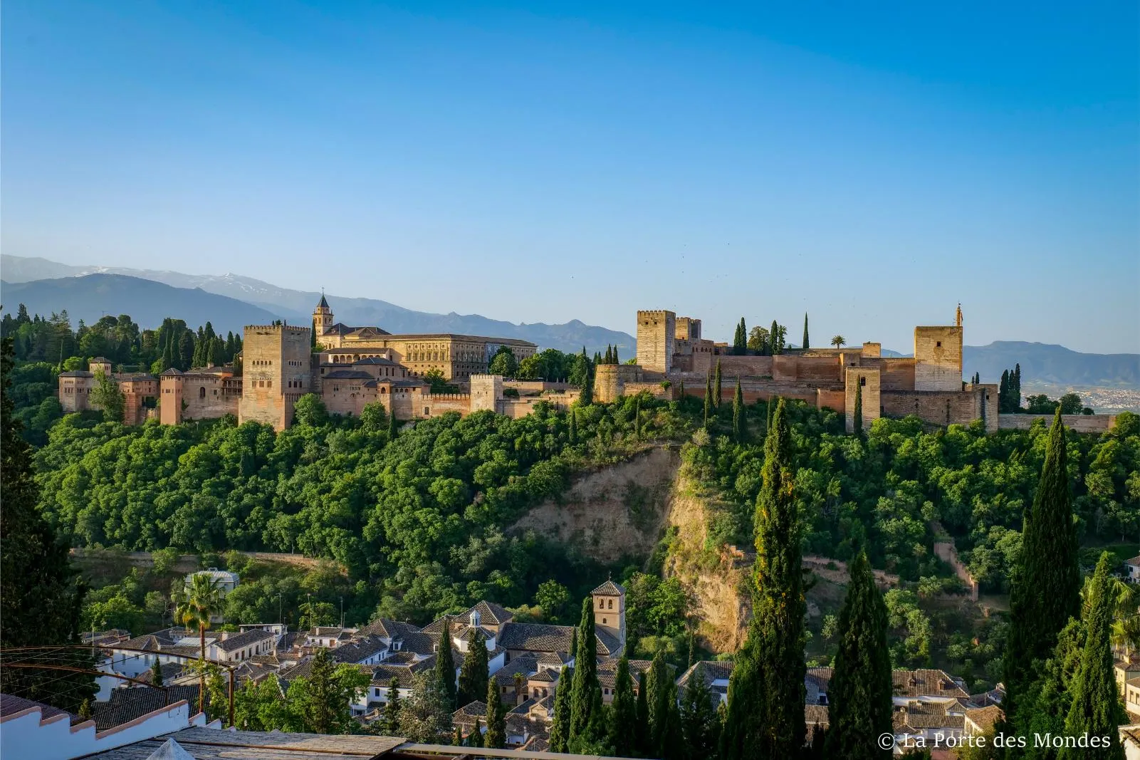Porte Andalousie de La Porte des Mondes : l'Alhambra de Grenade projetée en panoramique pendant le repas immersif
