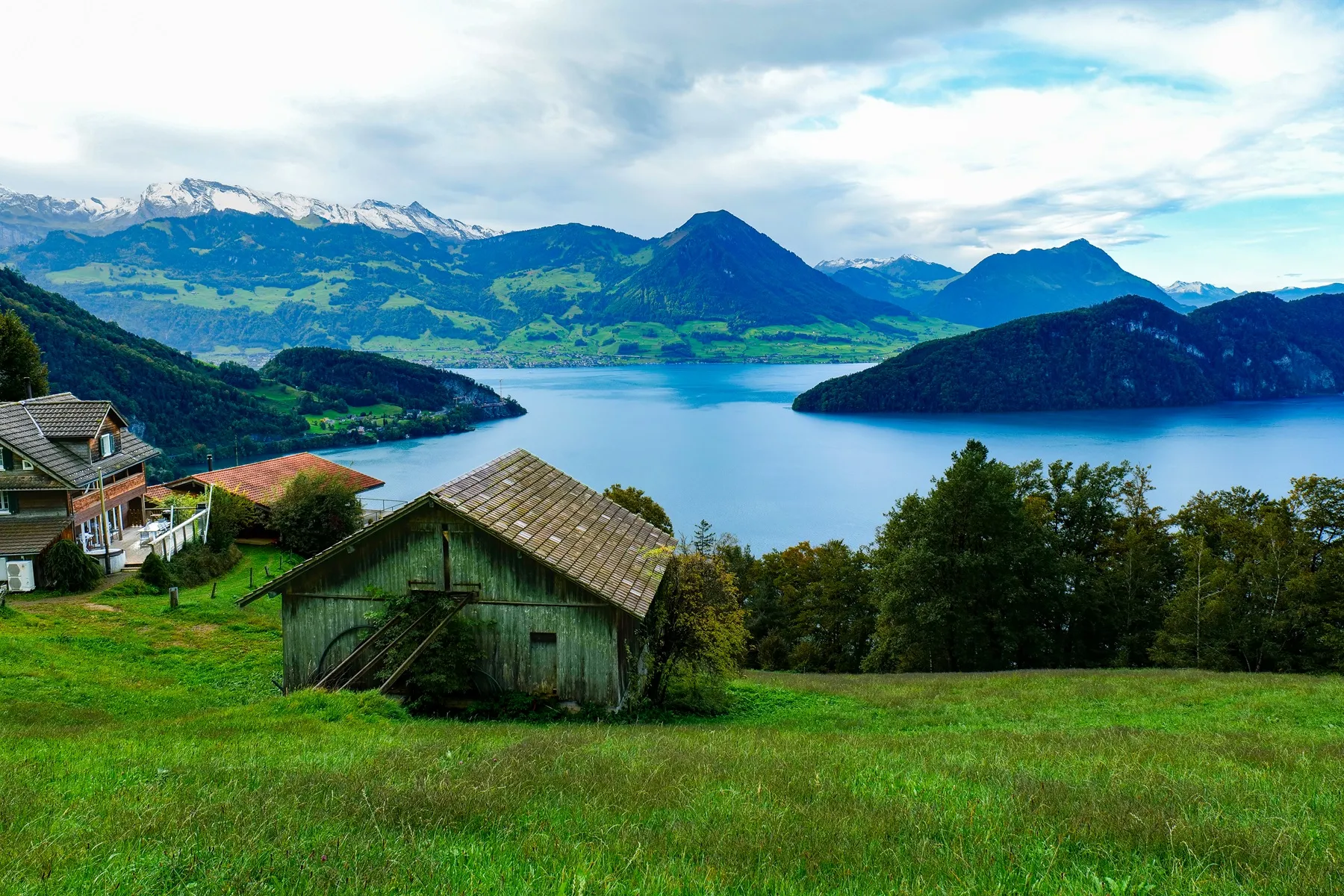 Porte Entre lacs et montagnes de La Porte des Mondes : paysage alpin projeté pendant le repas immersif