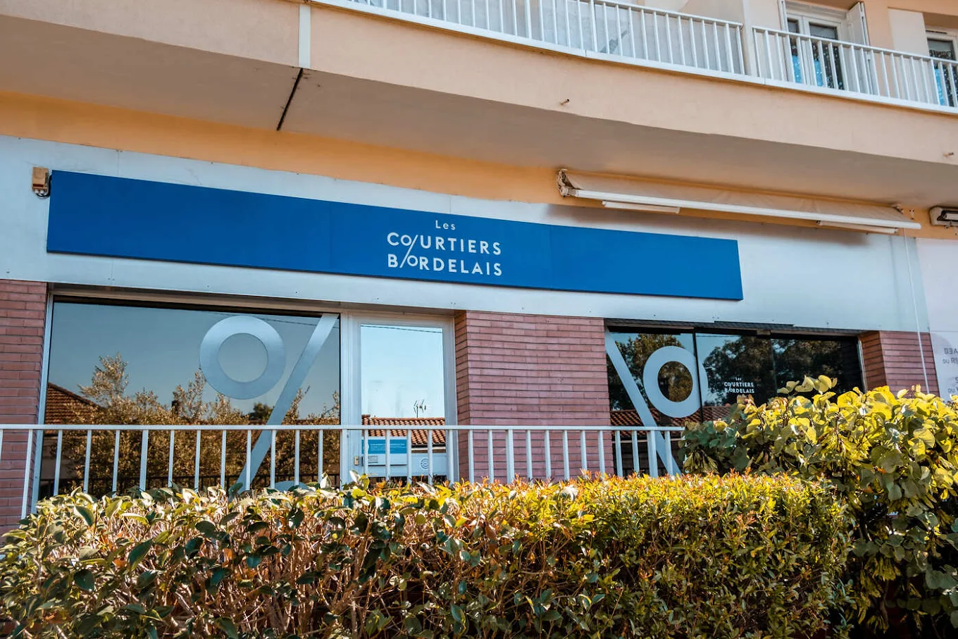 Devanture de l'agence Les Courtiers Bordelais, 389 avenue d'Arès, Bordeaux Caudéran