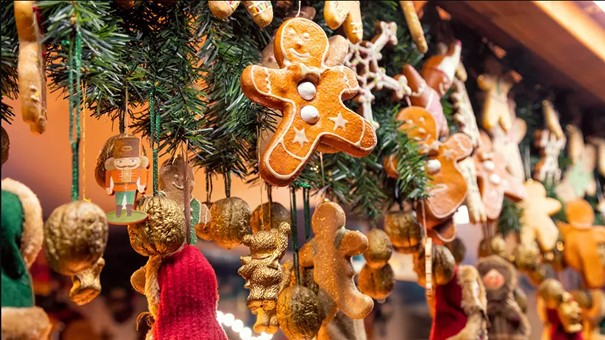 Lebkuchenfiguren und Christbaumschmuck an einem Weihnachtsmarktstand