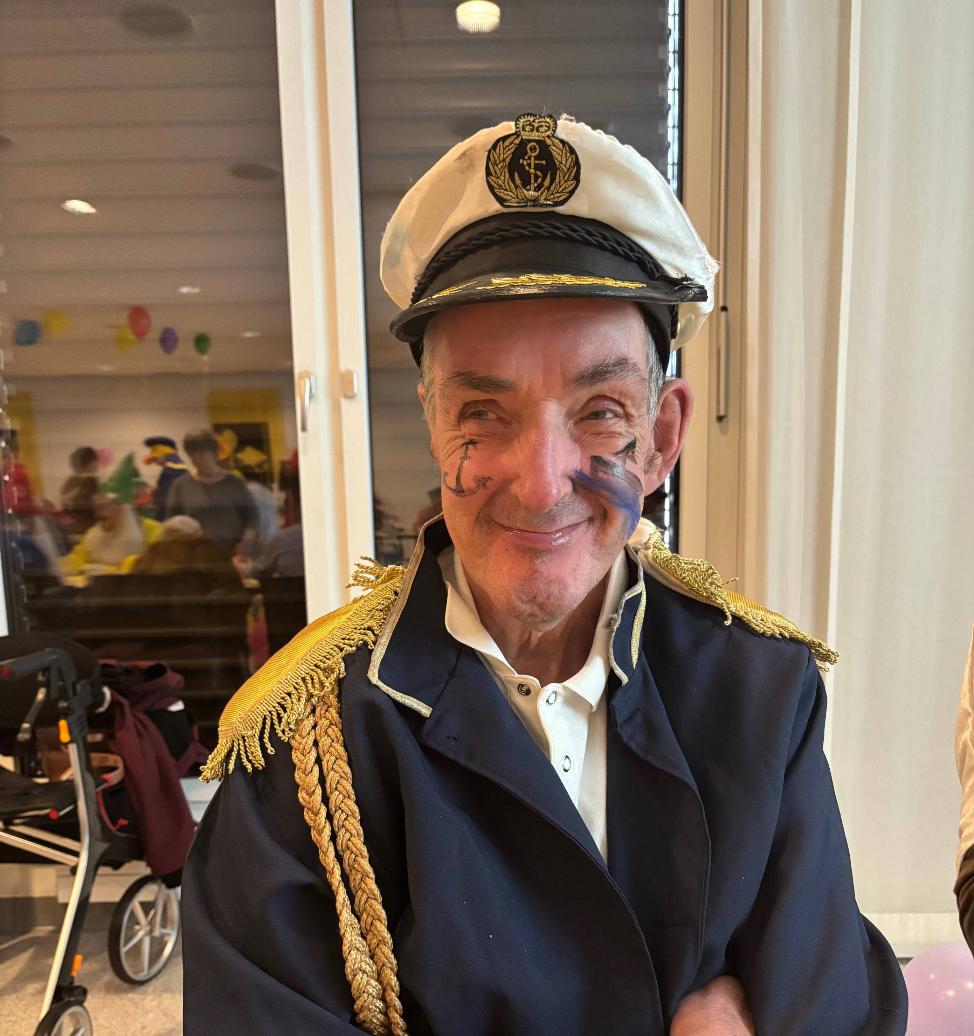 Mann im Kapitänskostüm mit geschminktem Gesicht an der Fasnacht