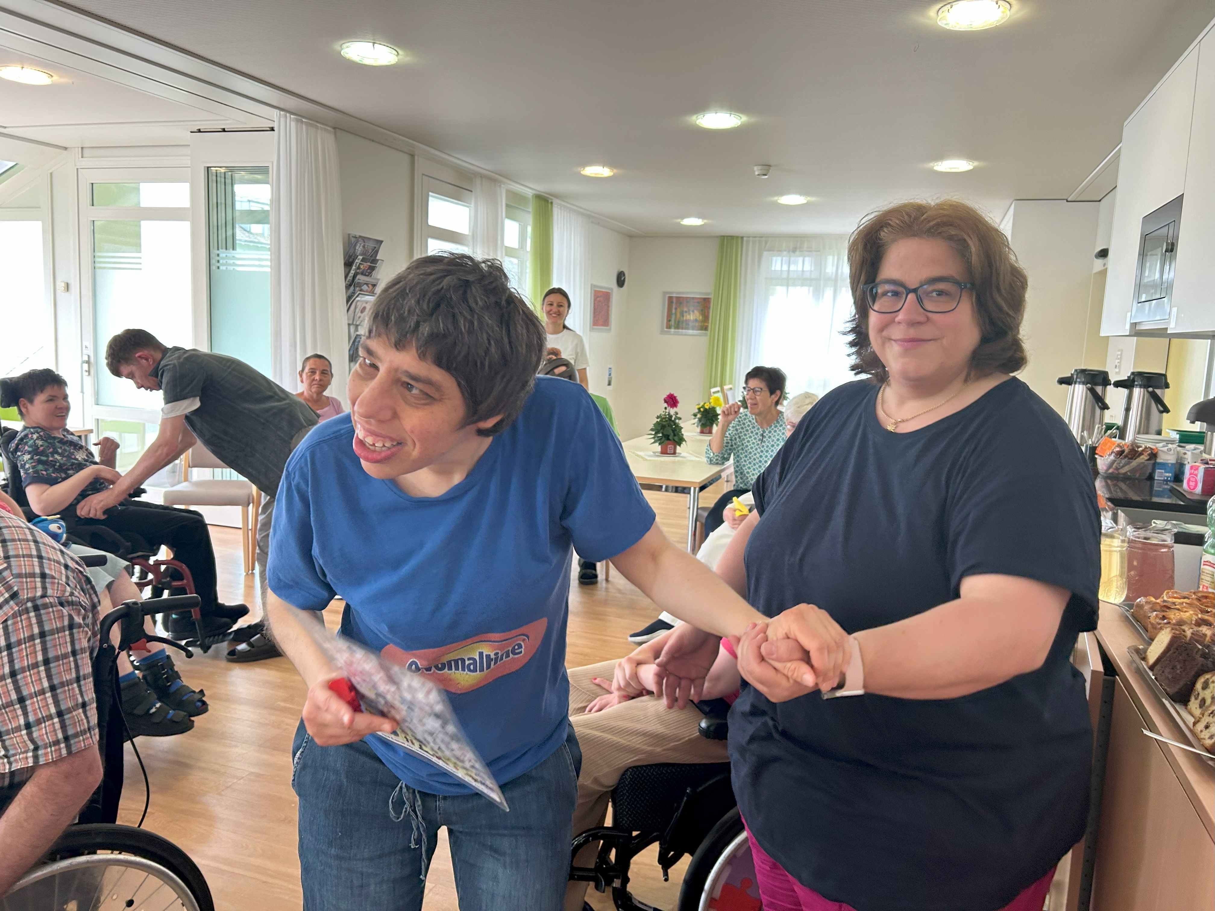 Zwei Frauen tanzen Hand in Hand an der Stubete im Haus Euwmatt