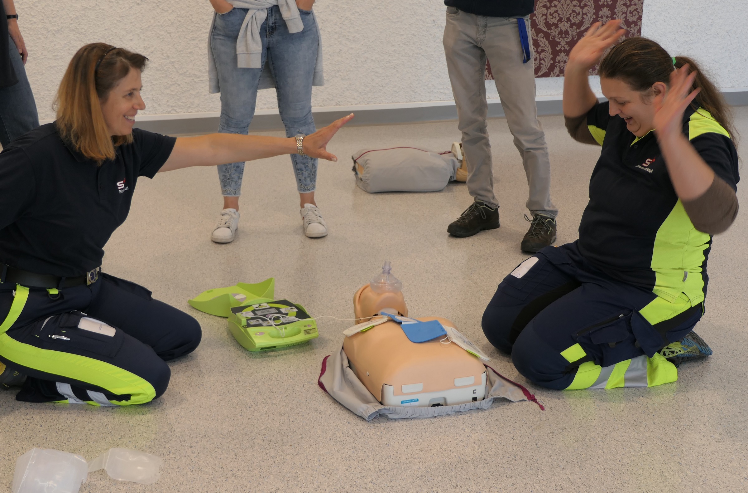Erste-Hilfe-Kurs: zwei Samariterinnen zeigen die Herzmassage an einer Übungspuppe