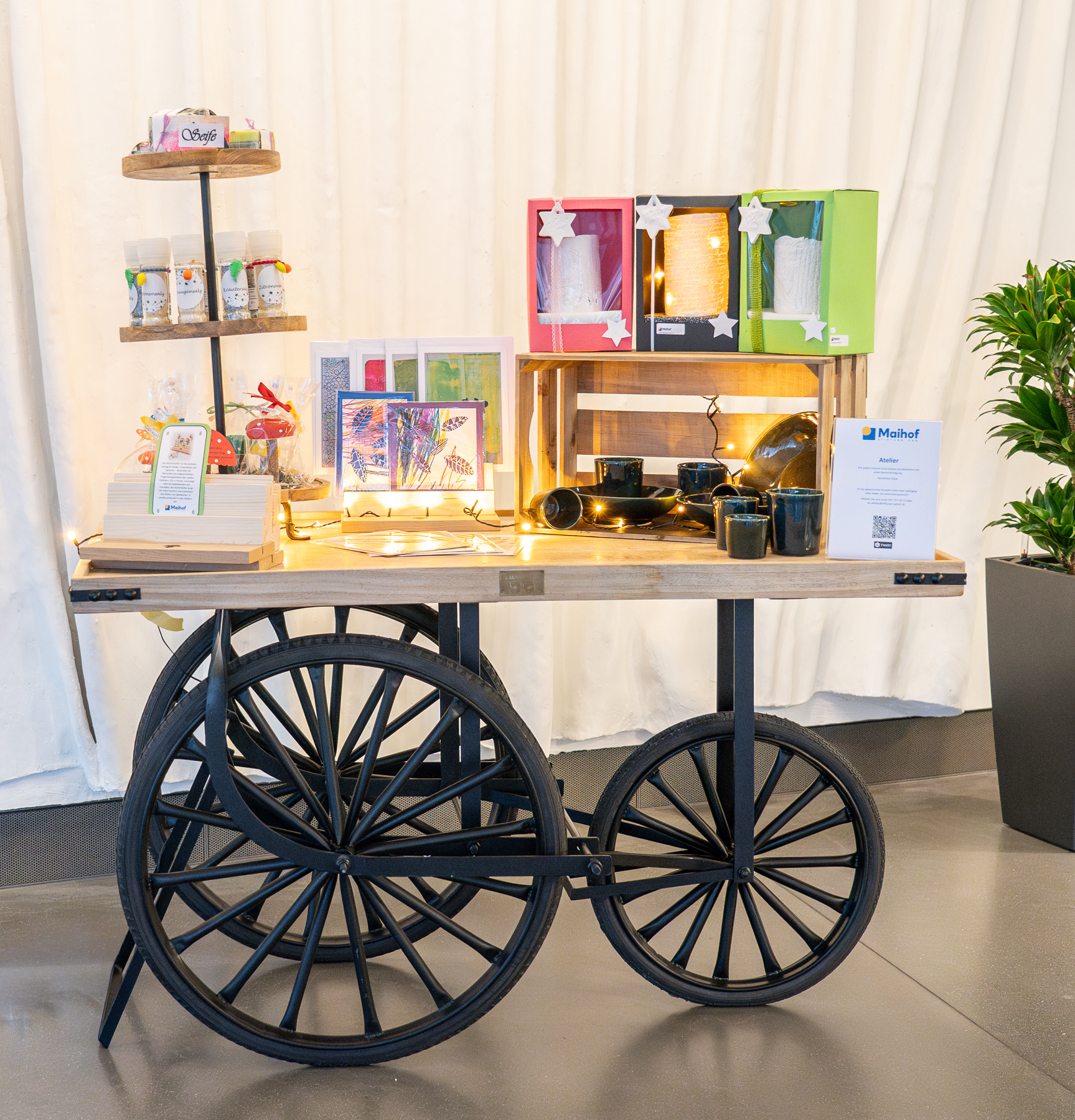 Holzwagen mit Produkten aus den Ateliers in der Raiffeisenbank