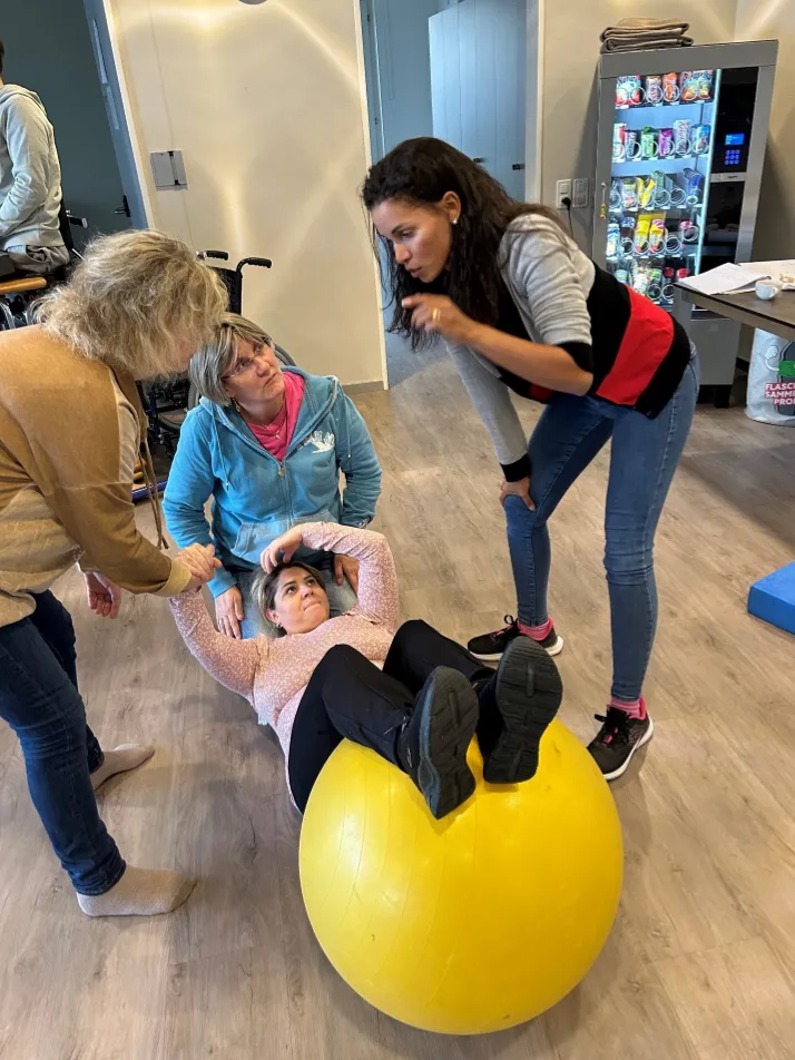 Kinästhetik-Kurs: Teilnehmerinnen üben Bewegungen mit einem Gymnastikball