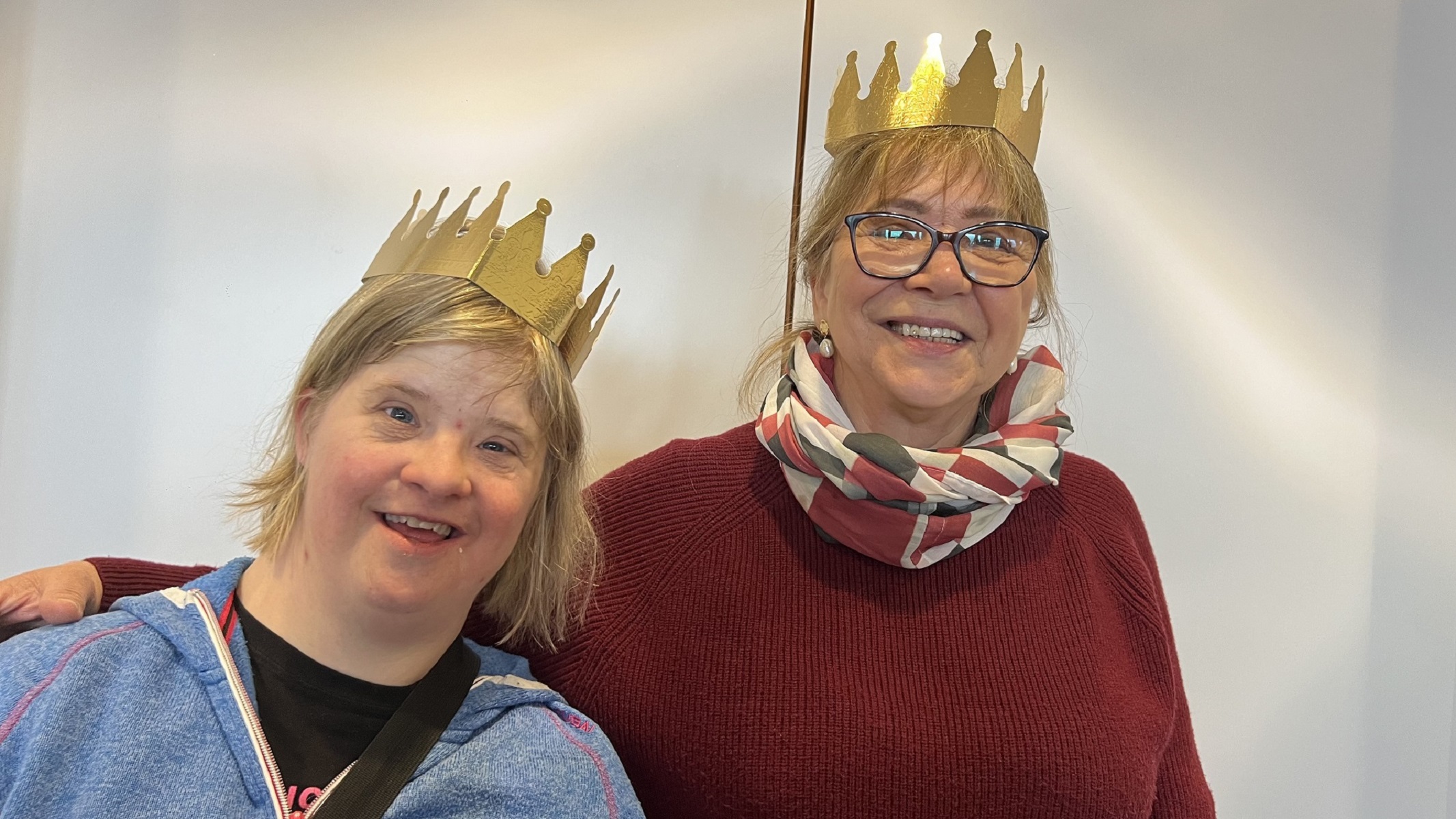 Zwei Frauen mit goldenen Papierkronen am Dreikönigstag