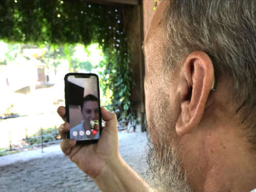 Wir von Hörenhochzwei bieten Ihnen einen ganz besonderen Service. Wir können Ihre Hörgeräte, sofern diese dafür geeignet sind, aus der Ferne anpassen. Sie haben ein Problem mit dem Hörgerät?