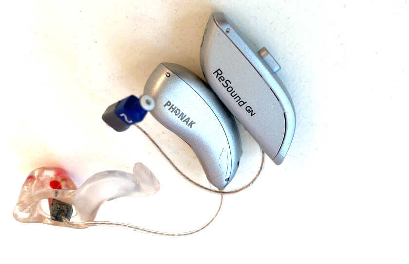 Hinter-dem-Ohr-, kurz HdO-Hörgeräte zählen zu den leistungsstärksten Arten von Hörsystemen. Die Technik sitzt in einem kleinen Gehäuse, das hinter dem Ohr verschwindet.