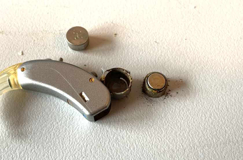 Hörgerätebatterien nie im Hörgerät lassen