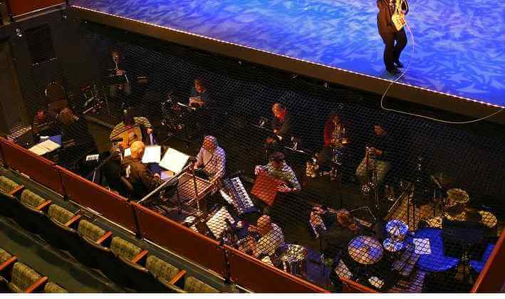 In Zeiten von Corona ist es für uns nichts Ungewöhnliches, dass Personen durch Plexiglasscheiben abgetrennt sind. Viele empfinden das als lästig, weil zusätzlich zu den Masken nun auch noch diese Scheiben den Schall hemmen und man deshalb noch viel schlechter verstehen kann, was hinter der Scheibe gesprochen wird.