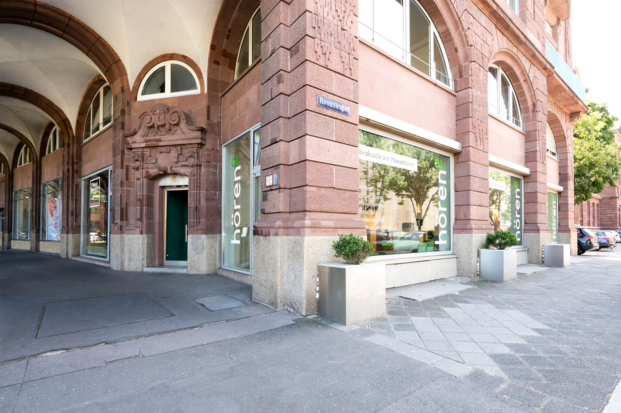 Immer wieder kommen Menschen zum ersten Mal zu uns ins Hörgerätefachgeschäft und bringen Hörgeräte mit, mit denen sie gar nicht zufrieden sind. Die Leute haben sich die Hörgeräte selbst besorgt, sei es im Supermarkt oder aus dem Internet.