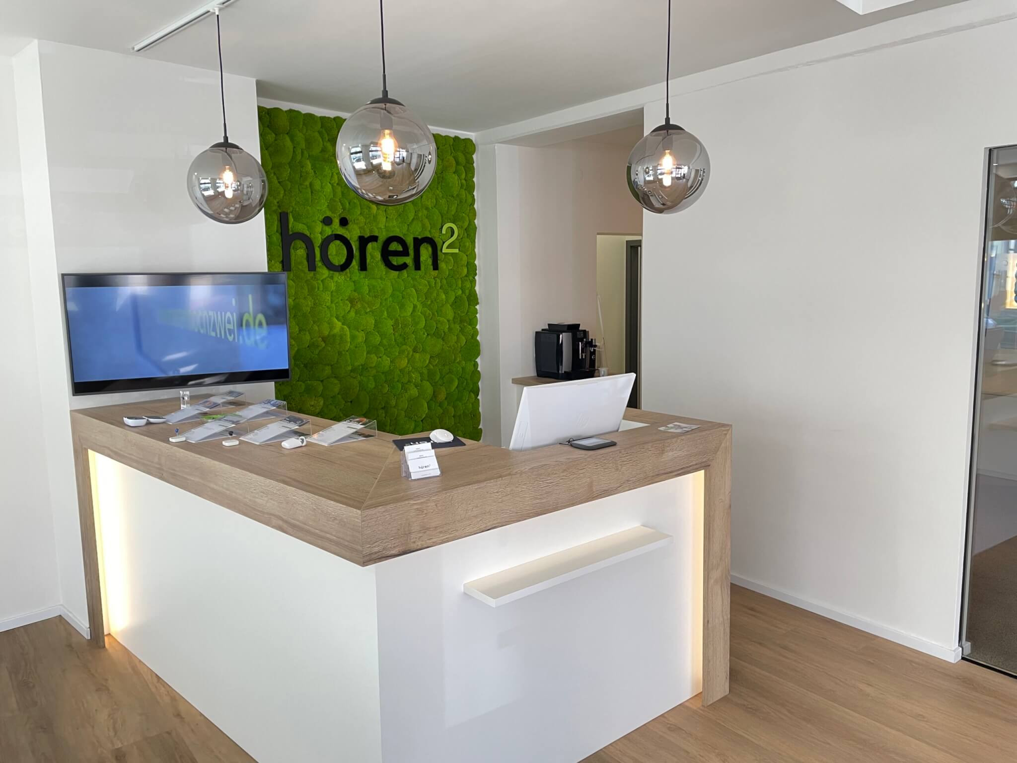 In den seltensten Fällen kommt eine Schwerhörigkeit schlagartig. Wenn das so sein sollte, dann ist sie zumeist Folge eines Knalltraumas, eines Hörsturzes oder eines Unfalls, der das Ohr in Mitleidenschaft gezogen hat.