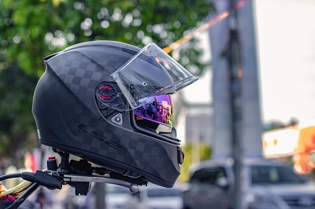 Motorradhelm für Hörgeräteträger