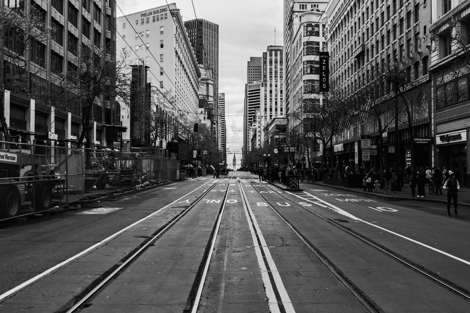Market Street, em San Francisco, em preto e branco, com trilhos e prédios dos dois lados