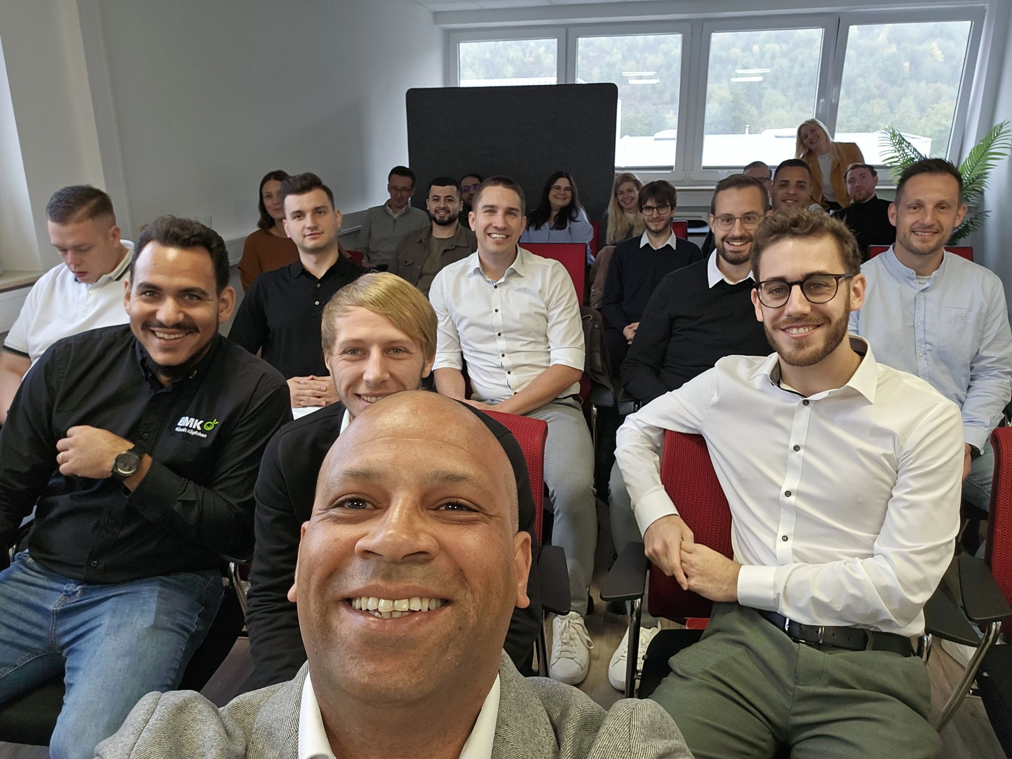 Philipp Stinson als Key Note Speaker beim "VTrainee XXL Pitching-Day – KI im Vertriebsalltag"-Event