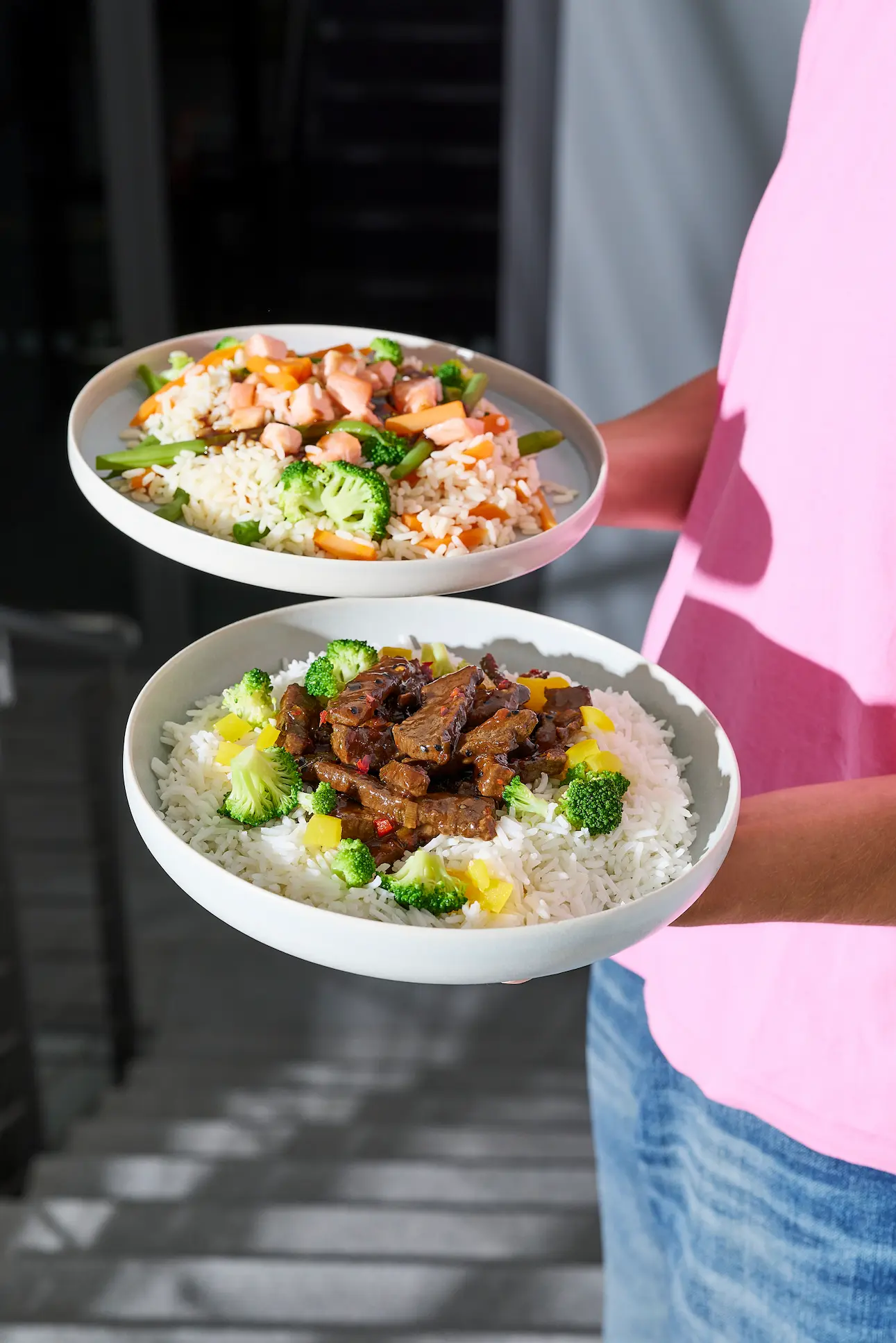 Frau genießt Essen aus Betriebskantine