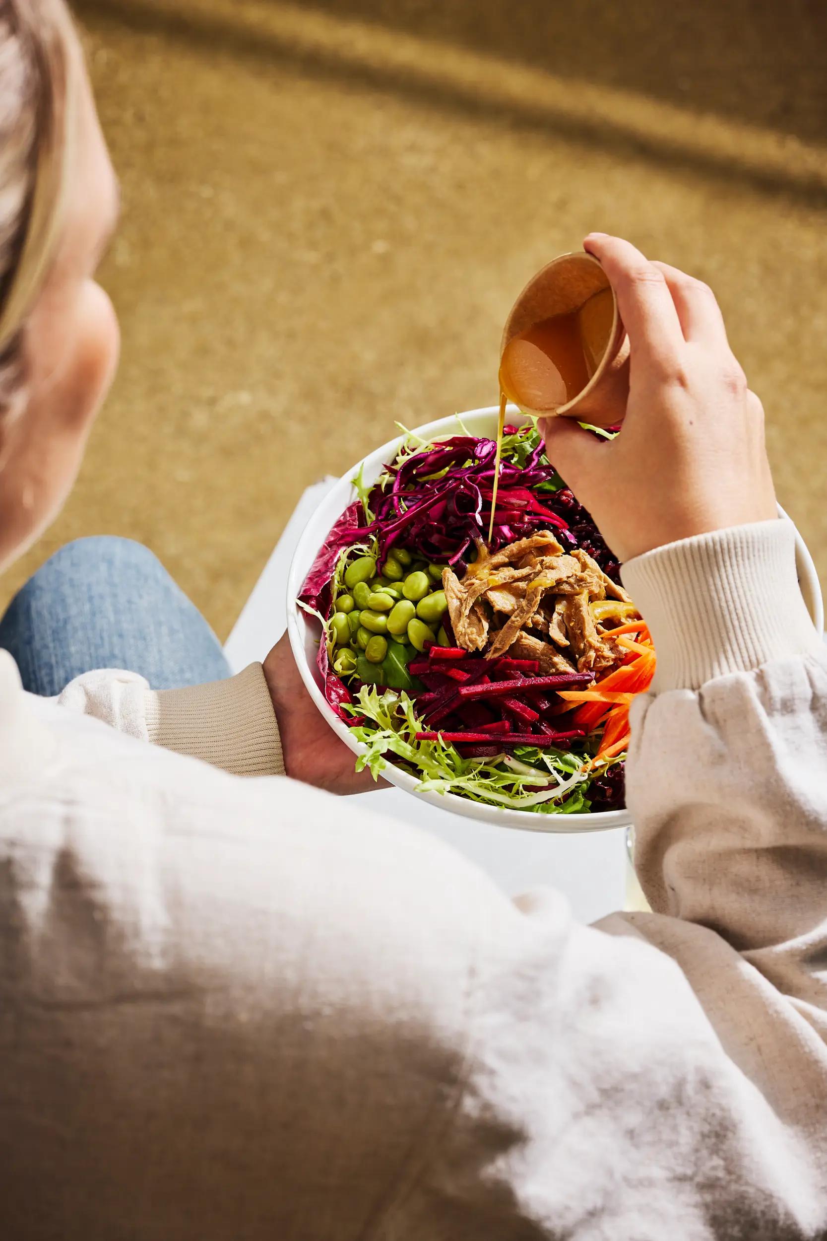 Frau snackt Essen aus Vending Machine