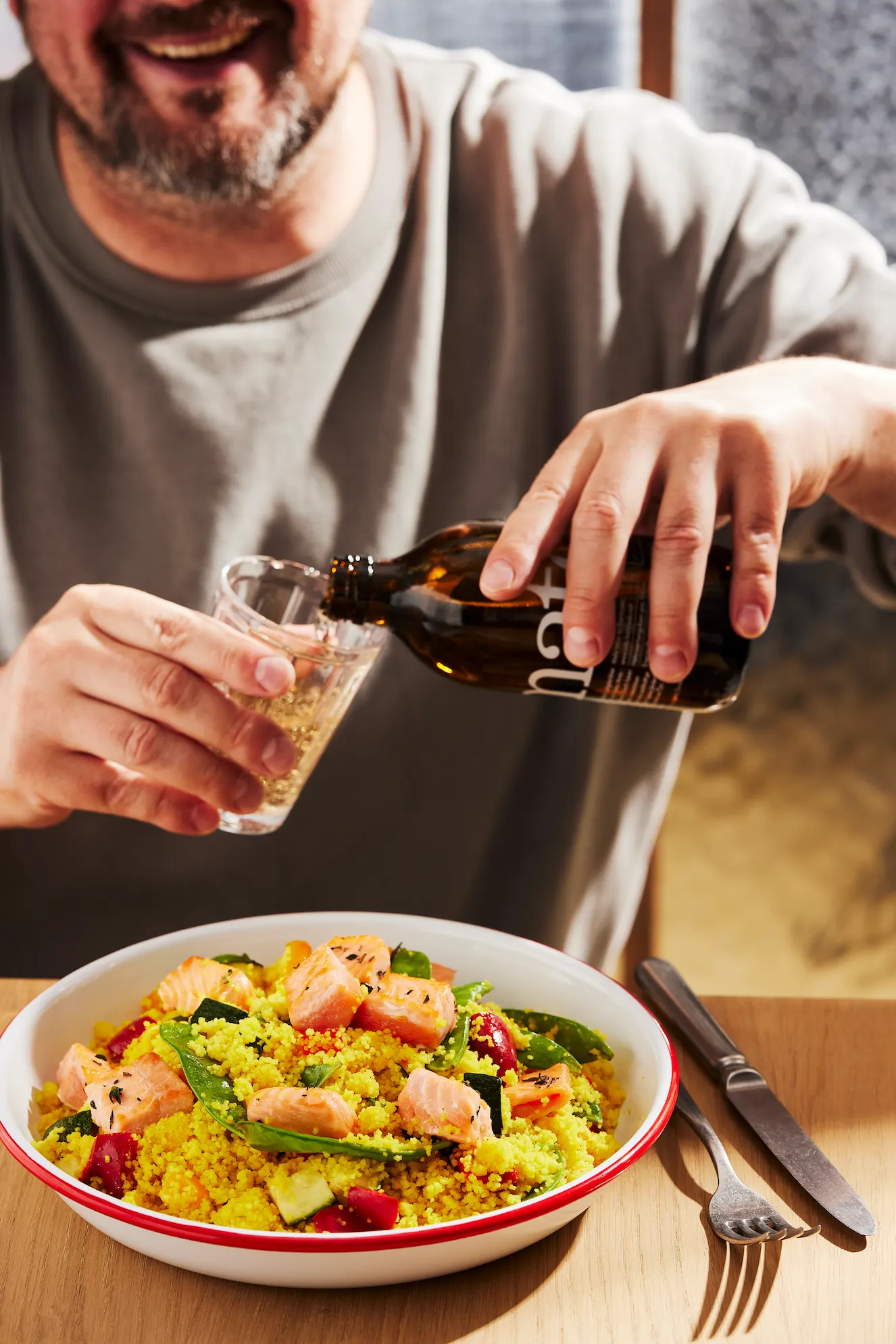 Frau kauft am Snackautomaten ein