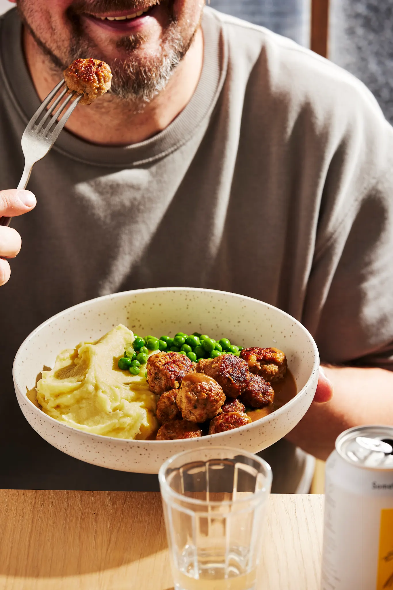 gesunder Bagel aus dem innovativem Kühlschrank im Büro