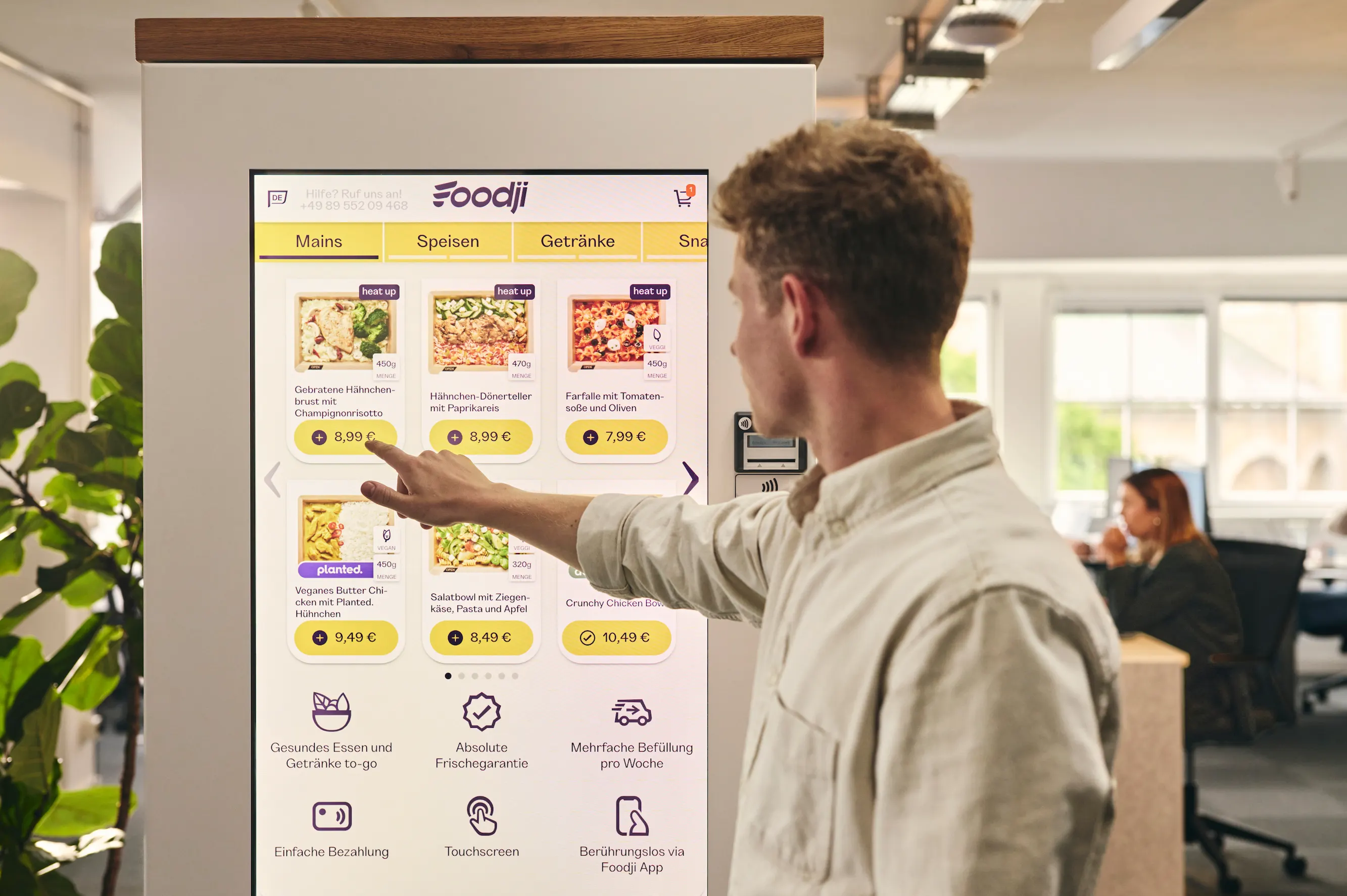 Frau kauft am Warenautomaten