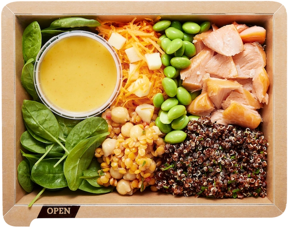 Salatbowl mit geräuchertem Lachs und Quinoa