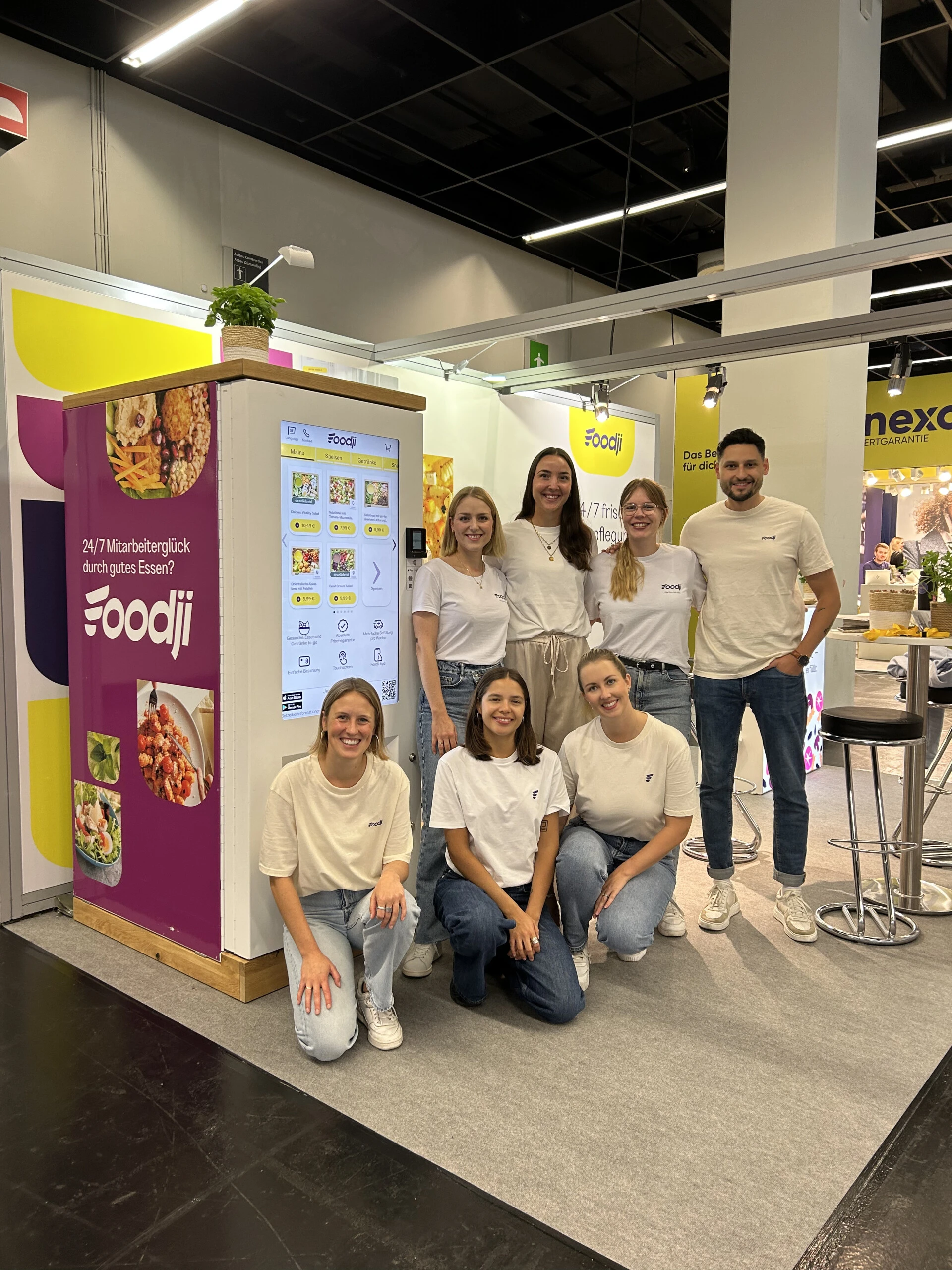 Team steht auf Messestand