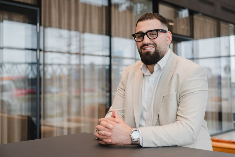 Ilhan Kölemen im Büro