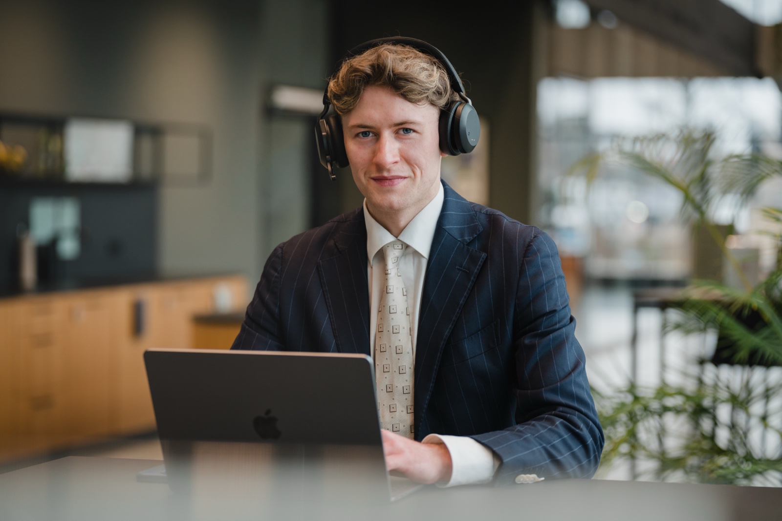 Georg Käber am Arbeitsplatz im D&K-Büro