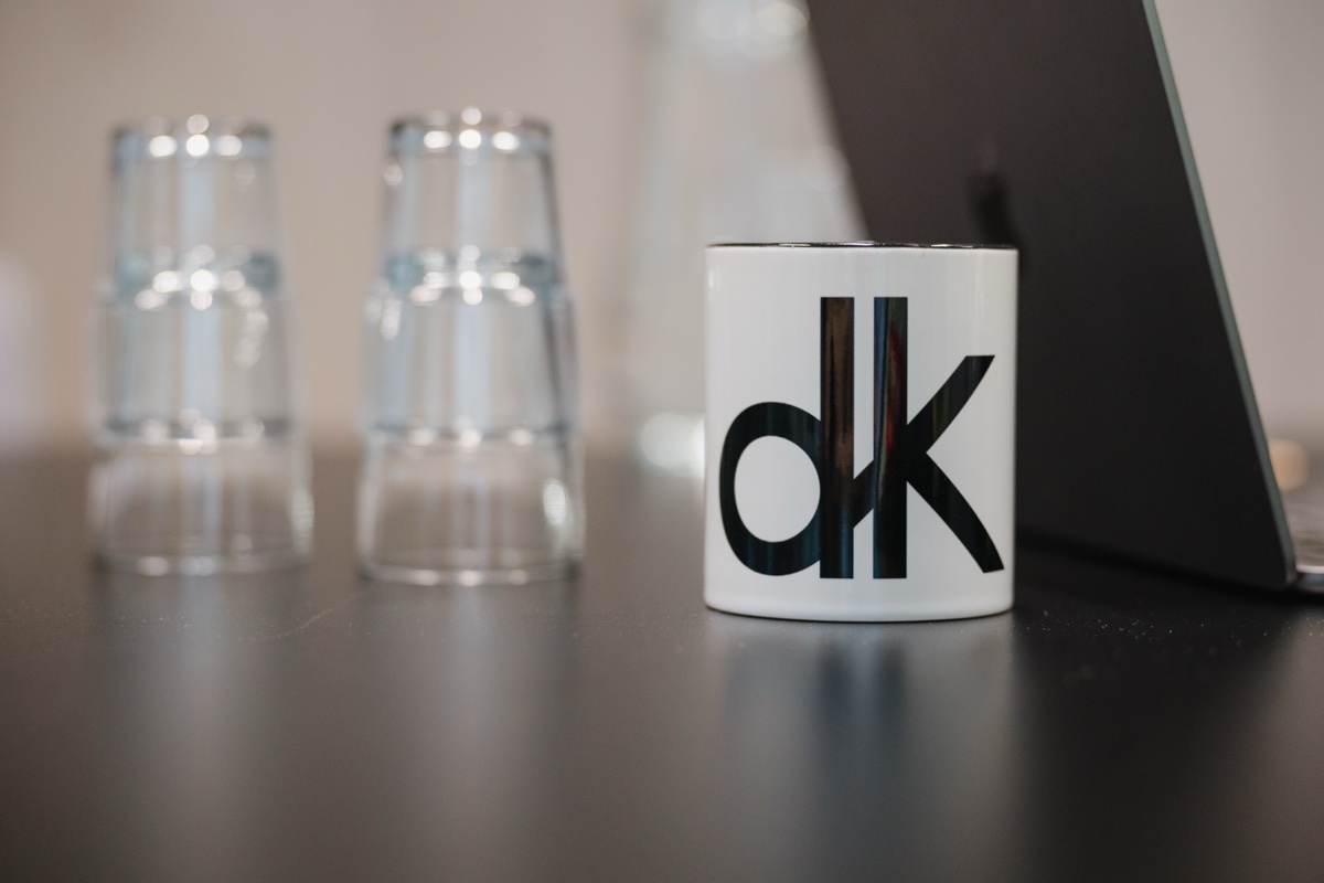 D&K-Becher im Besprechungsraum