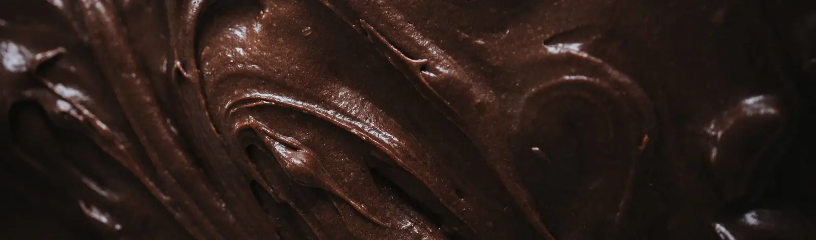 Photo macro d'une pâte à gâteau au chocolat. Recette fondant au chocolat.
