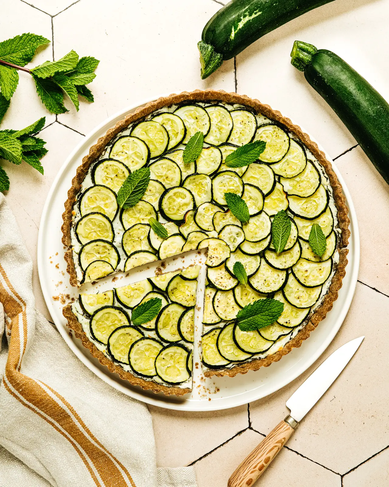 Recette de la tarte aux courgette et pâte brisée au sarrasin. Photographe culinaire pour les marques engagées.
