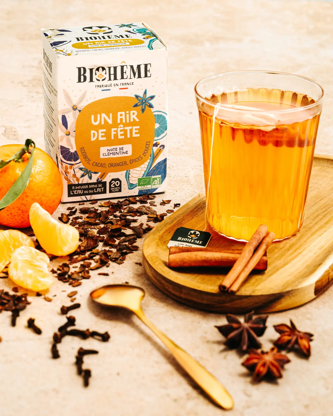 Photo publicitaire pour les infusions bio Biohême. Ambiance festive aux notes de clémentines et épices de noël.