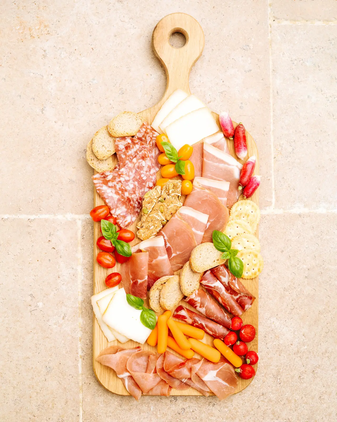 Planche apéritive, ambiance culinaire pour Petitgas, charcuterie vendéenne