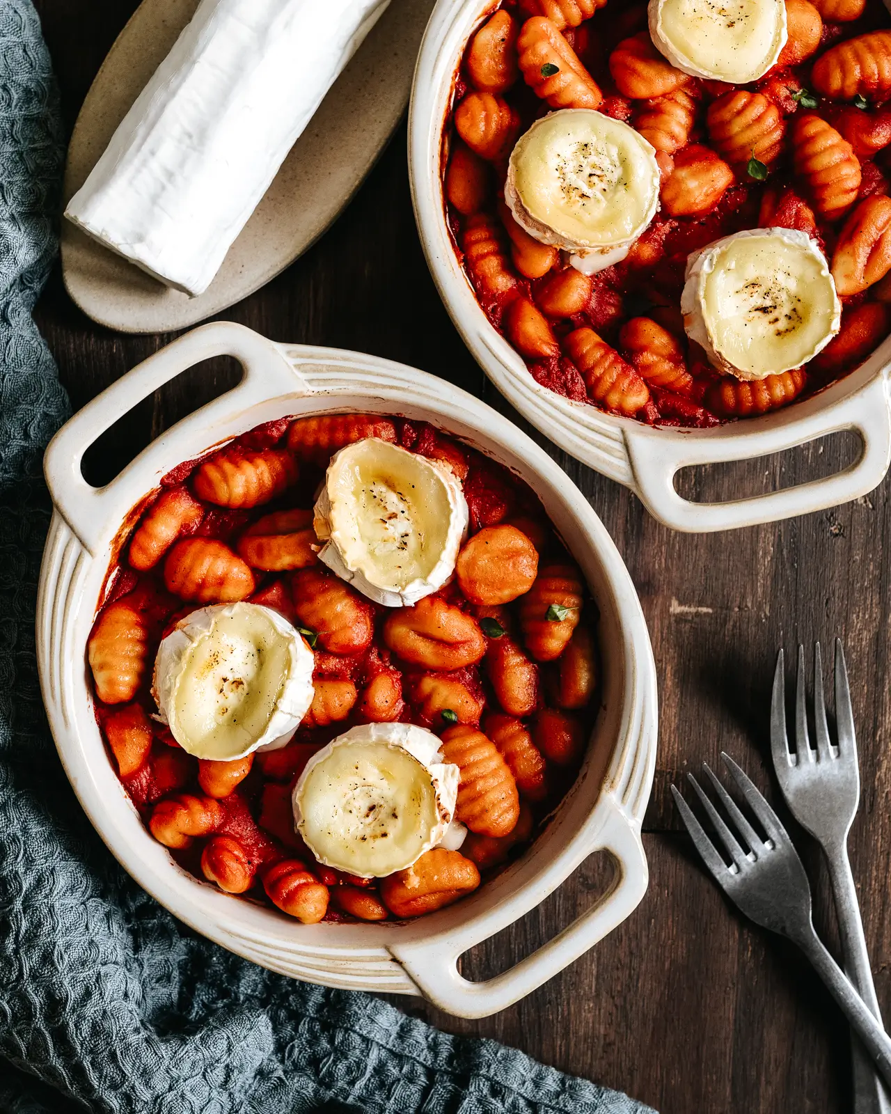 Photo recette de gnocchis à la sauce tomate et buchette de chèvre affinée.