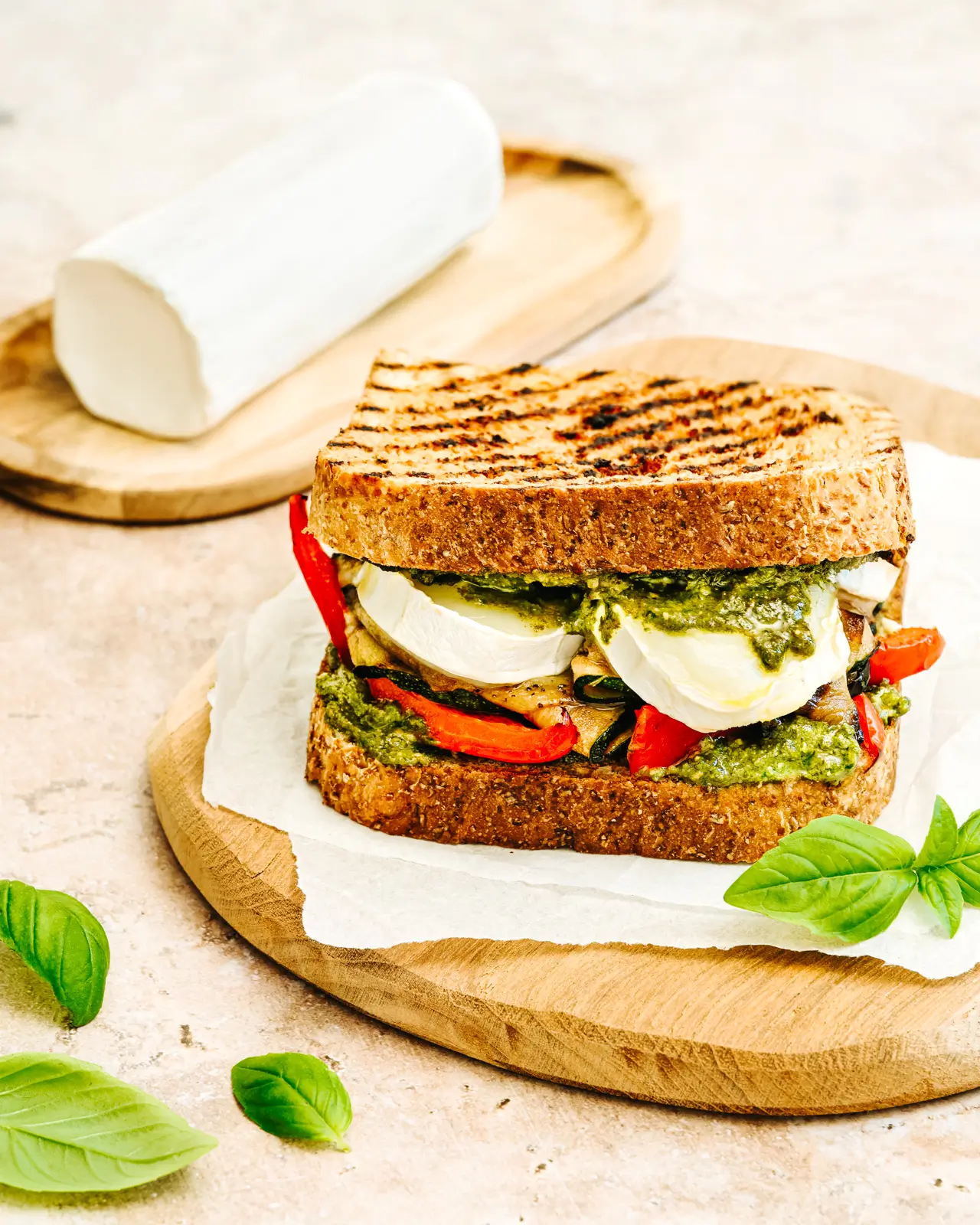 Photo recette de croque monsieur à la buche de chèvre, pesto et légumes rotis