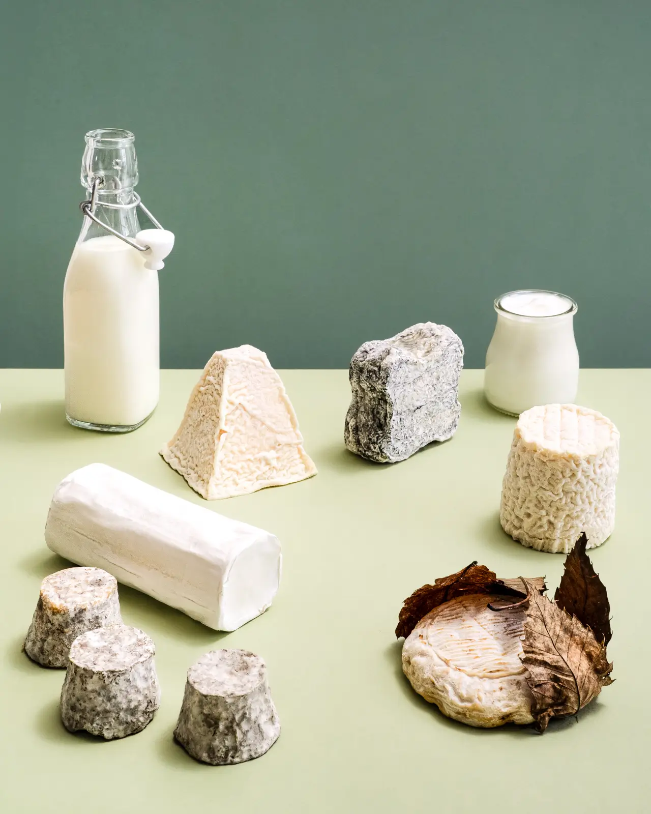 Ambiance culinaire minimaliste dans les tons verts pour présenter les fromages de chèvre